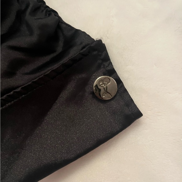 Foxy Jeans black satin blouse - Picture 5 of 11
